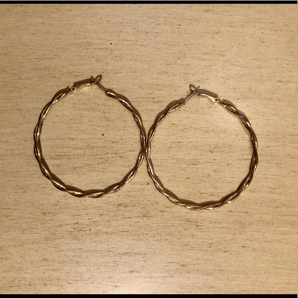 ⭐️SOLD⭐️ Francesca’s Gold Twist Hoop Earrings